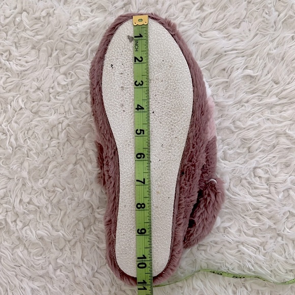 Fuzzy Slippers Pink and White Women's Size L 8-9 Houseshoes Cozy - Picture 9 of 10